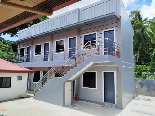 8-Door Room Apartment with Kitchenette and Air-Conditioned Individual Room