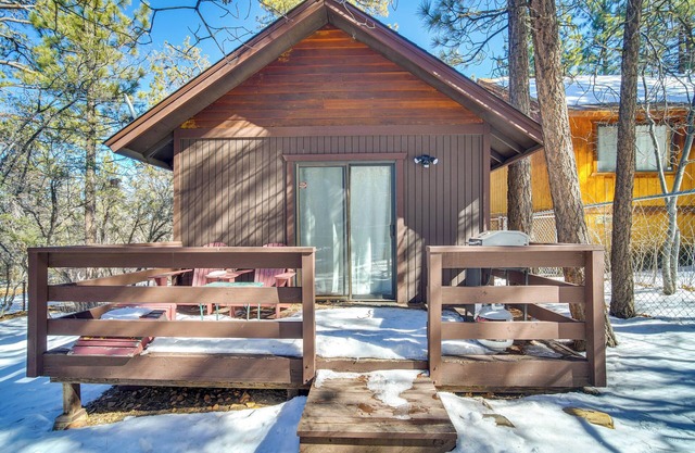 8 Mi to Big Bear Lake: Cozy Cabin w/ Trail Access