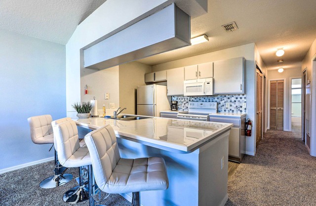 < 8 Mi to Disney: Getaway w/ Deck in Kissimmee!