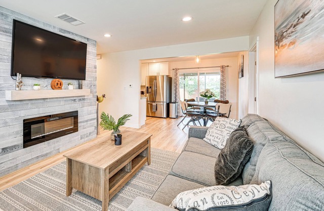 8 Mi to Downtown San Diego: Chic Home w/ Patio