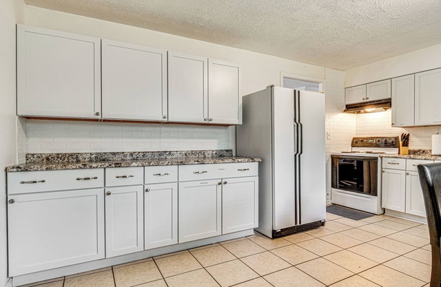 8 Mi to Dtwn Indianapolis: Family Home w/ Yard!