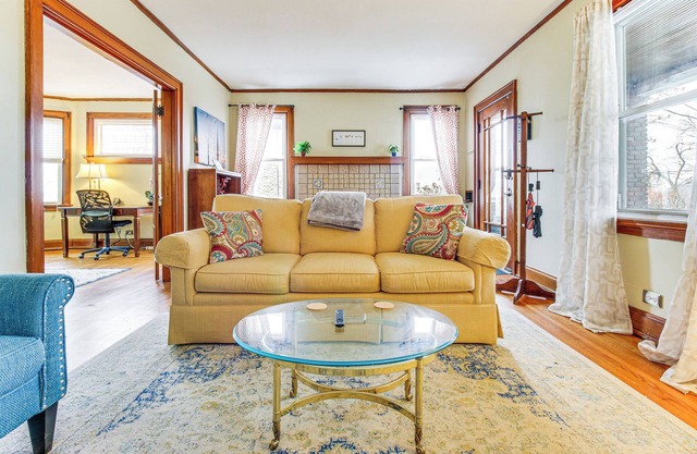 8 Mi to Dtwn: Inviting Cincinnati Apt w/Porch!