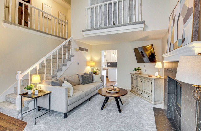 8 Mi to Dtwn Overland Park: Townhome w/ Yard!