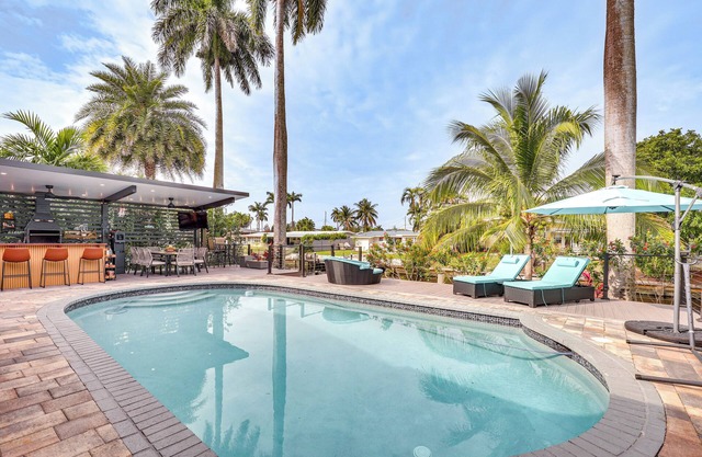 8 Mi to Las Olas Beach: Canal-Front Oasis w/ Pool!