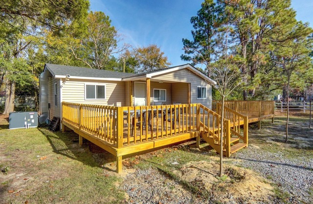 ~ 8 Mi to Pinehurst: Cozy Home w/ Extended Deck!