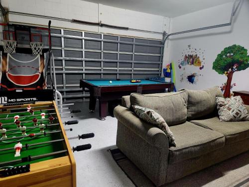 8 miles to Disney, 20 miles Universal, private pool, pool table, washer, dryer, cable, wifi, roku