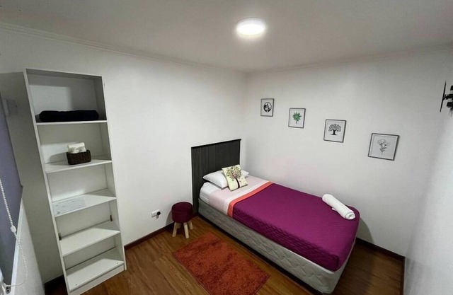 ¡A 8 minutos del aeropuerto! Hab. con baño compartido en casa de viajeros