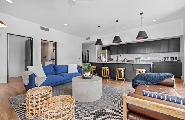 8 Minutes to Broadway-Balcony-King Beds-Walkable