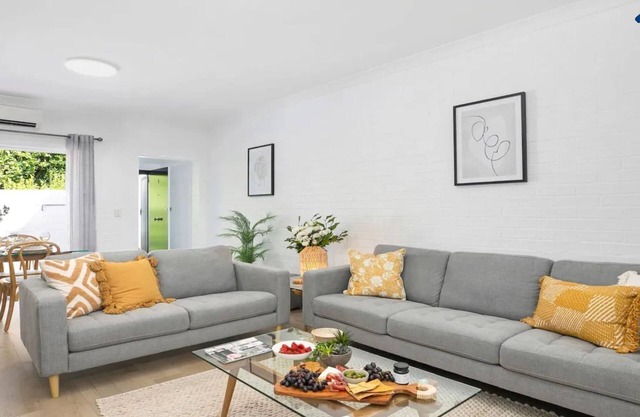 8 on Clarence — Stay 5, Pay 4