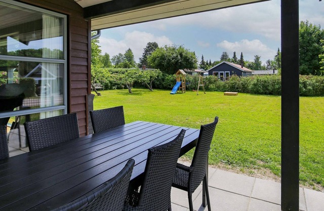 Preciosa casa de vacaciones en Stubbekøbing con terraza