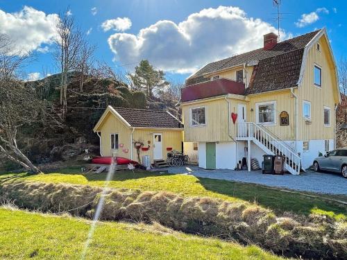8 person holiday home in KLÖVEDAL-By Traum