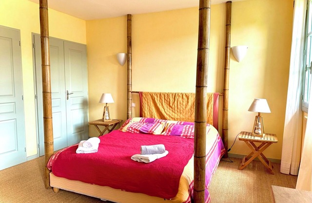 8-person self-catering cottage with shared pool and private garden facing the Pyrenees Mountains