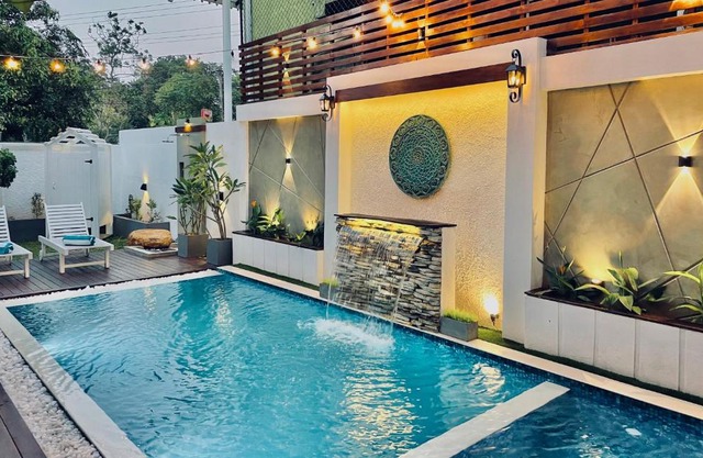 8 Plus Motels