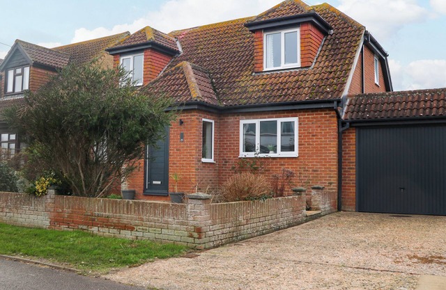 8 SEA WAY, pet friendly, country holiday cottage in Elmer