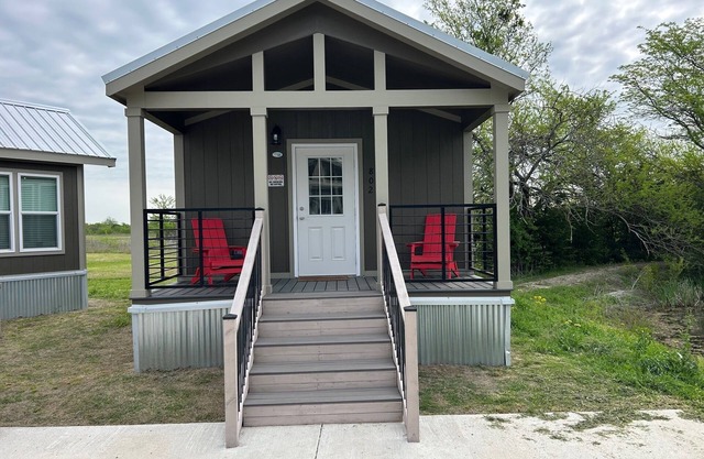 802 Charming cabin in Honey Grove with AC and WiFi