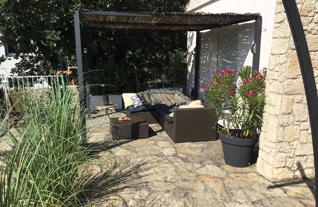 85 m2 house with private swimming pool in a 1500 m2 park