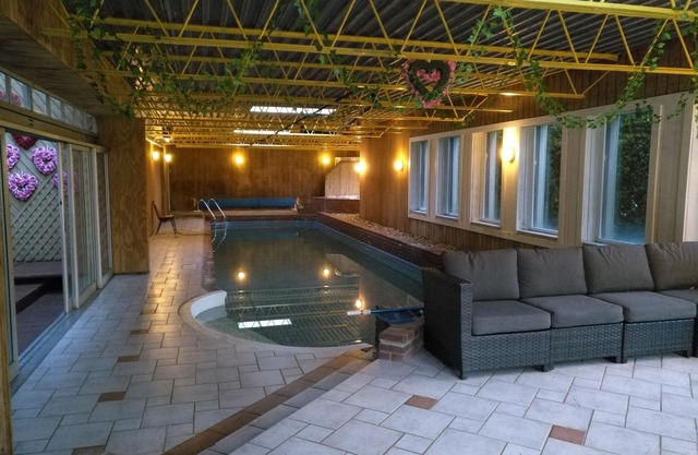 8200Sq. Ft. 3 acre vacation home w indoor pool 15 minutes to Canada` Wonderland