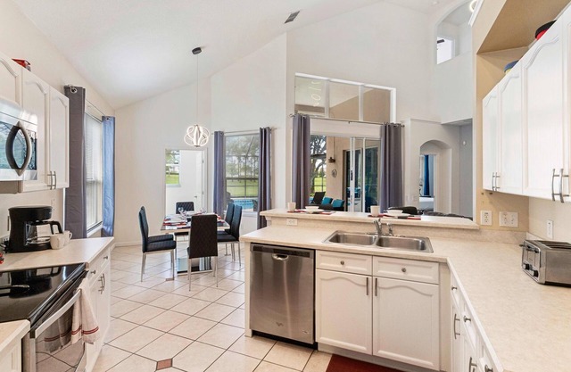 8213 Fan Palm Way