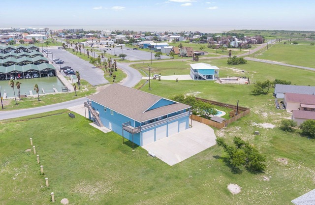 Luxurious, spacious home away from home w/Swimming Pool! Boat slip.
