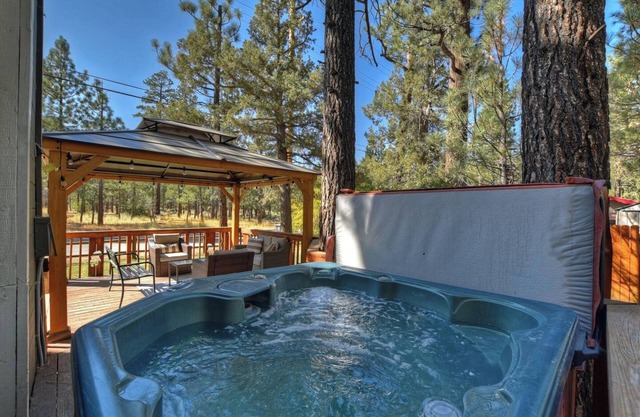 88 Acres Cottage in Big Bear w HotTub