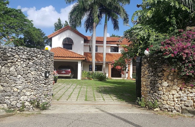 8BD Colonial Oceanfront Villa with private pool/garden/billiard