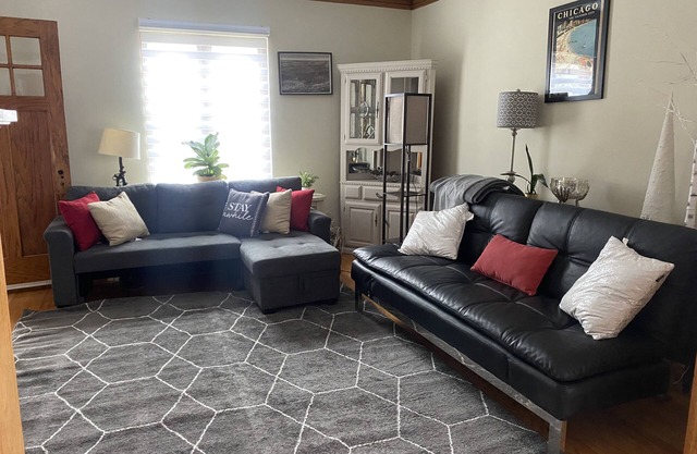 8Beds, 2Queen, 3Twin, 2Sofa sleepers. Min. to O’hare & Allstate. Free parking