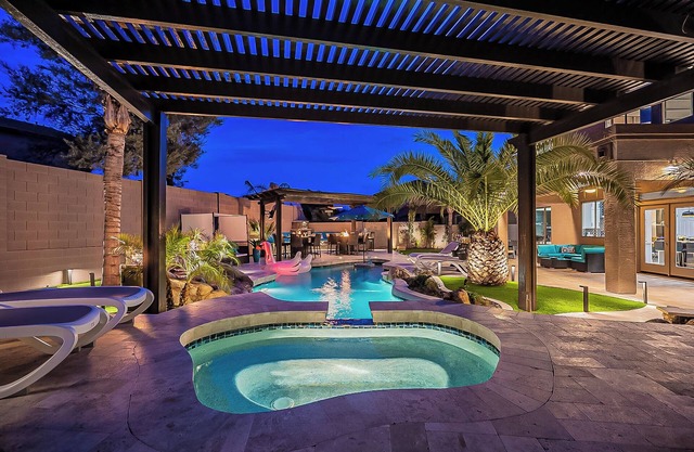 8BR/5.5Bath Savage w/HEATED POOL/Arcade/HotTub