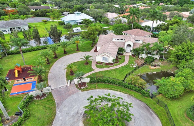 8BR Luxury Villa w/ Amazing Pool & Basketball