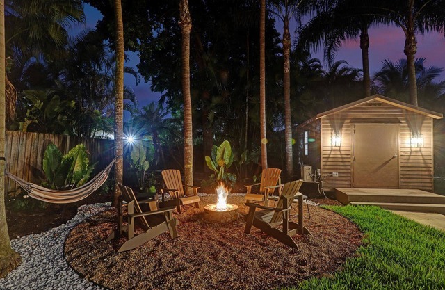 8BR Luxury Villa w/ Amazing Pool & Basketball +