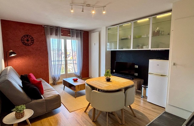 8th floor apartment with 2 balconies