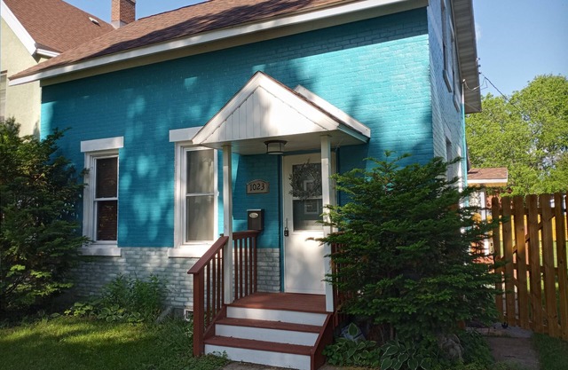 8th Street Blues! 3 Bed, 2 Bath near downtown LaCrosse