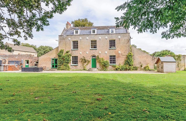 Alojamiento de 9 habitaciones en Three Holes, near Downham Market