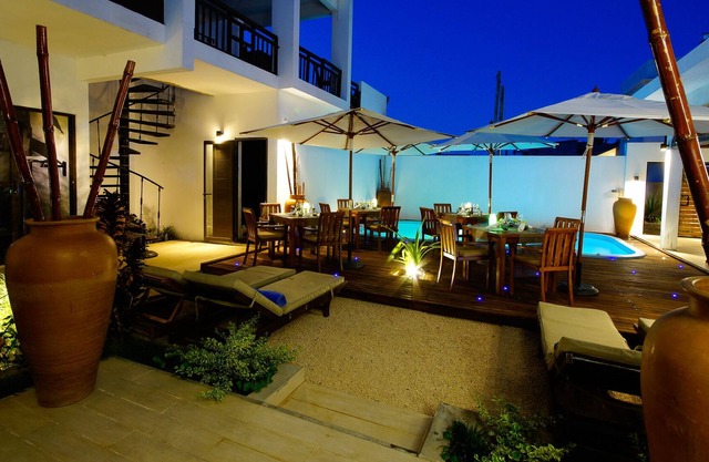10 habitaciones en una hermosa villa con piscina y bar con una mesa dhote