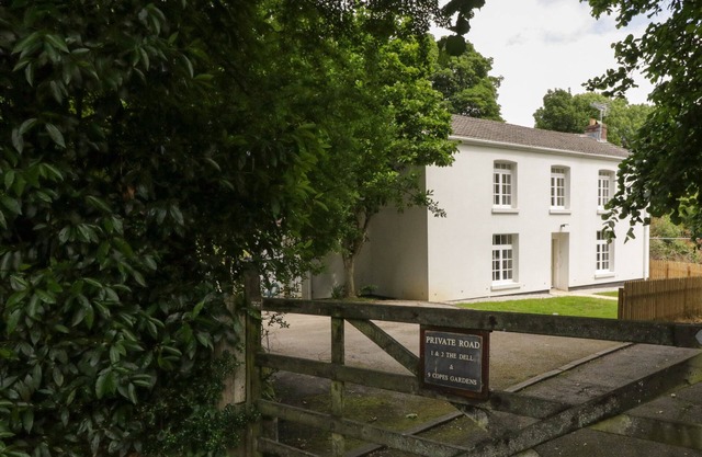 9 COPES GARDENS, pet friendly, with open fire in Truro
