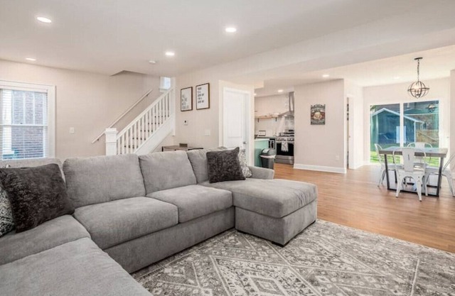 9)Entire home/2 Car Garage/Fenced Yard