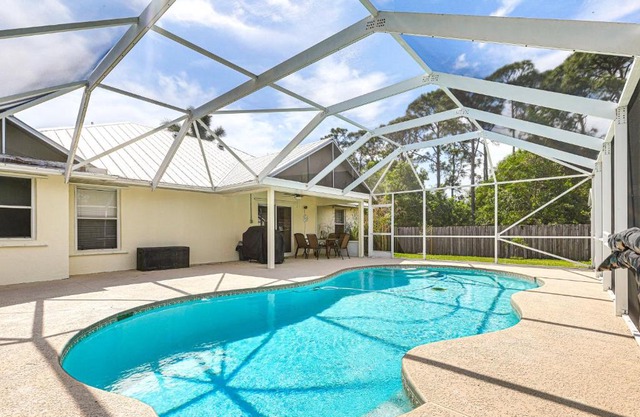 9 Mi to Clover Park Poolside Paradise!