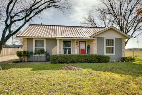 9 Mi to Downtown Lubbock Home with Yard