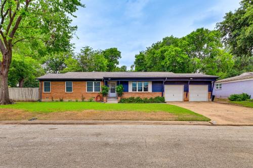 9 Mi to Dtwn Fort Worth Home with Patio and Yard