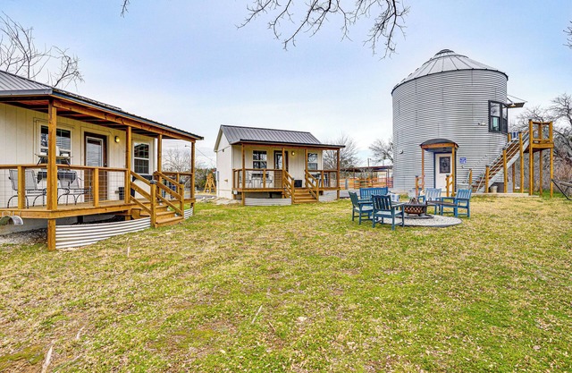 9 Mi to Dtwn Granbury: Getaway w/ Water Views
