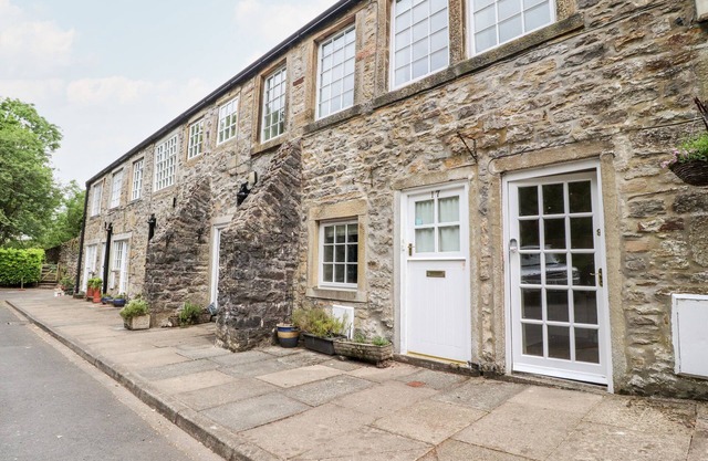 9 RIVERSIDE WALK, pet friendly, character holiday cottage in Gargrave
