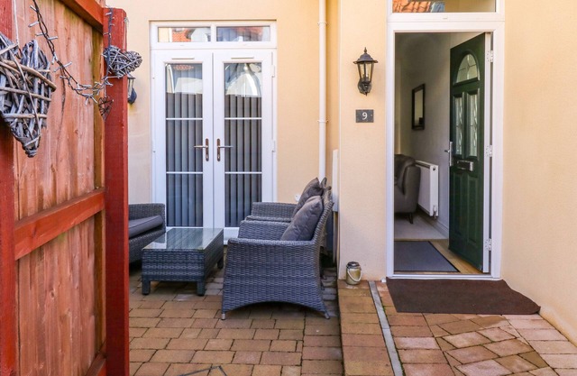 9 SEAFORD SANDS, pet friendly, country holiday cottage in Paignton