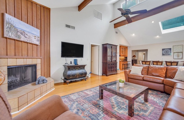 9 Turtle Lane Club - Waterfront Complex!