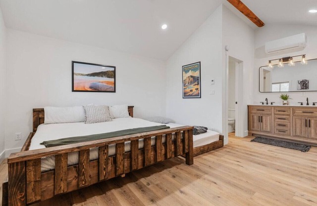 #9 Yellowstone Cabin! Newly Remodeled! AC! Sleeps 3!
