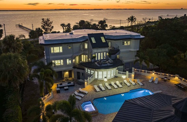 9000 SF Waterfront Mansion/Pool/Boat Dock/Theater