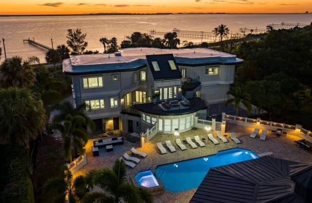 9000 SF Waterfront Mansion/Pool/Boat Dock/Theater