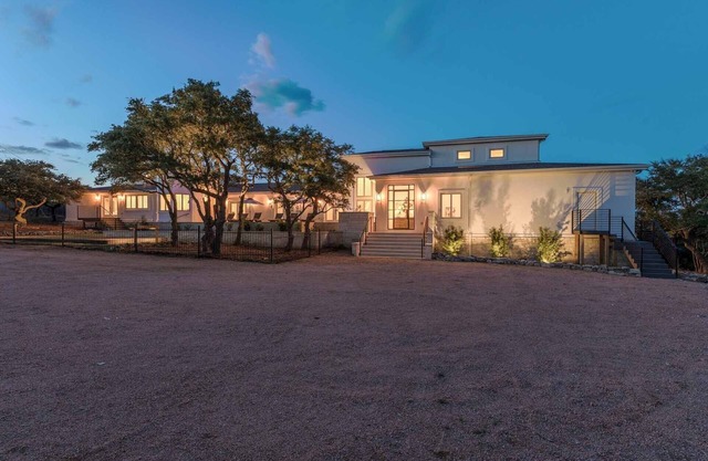 ** NUEVA LISTA ** 9000 Sqft Estate / Pool / Hot Tub / 9 Bdrm / 8 Bath / 23 Beds / Sleeps 46