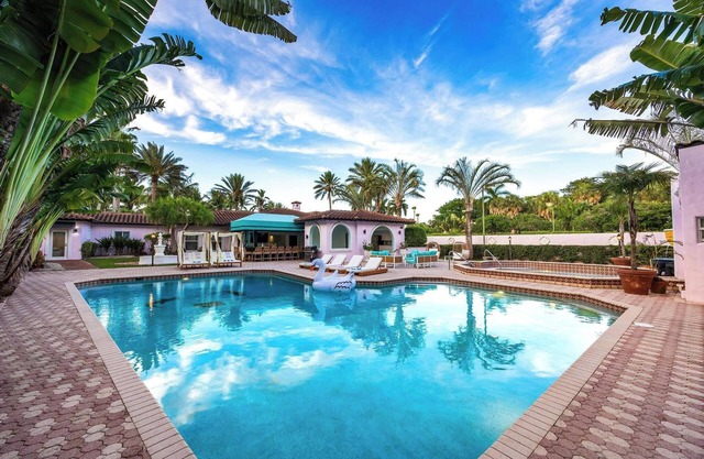 9000ft Mega Retreat, Jacuzzi Basketball & tennis court +Lake 11 BR 7.5 Bathroom
