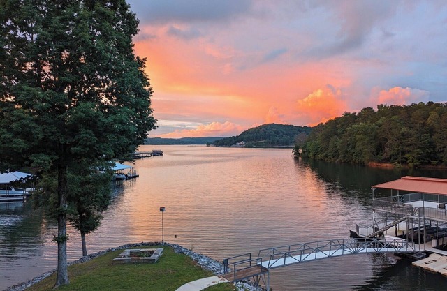 900ft of water frontage: Private Spacious Luxury Waterfront Point @ Smith Lake!