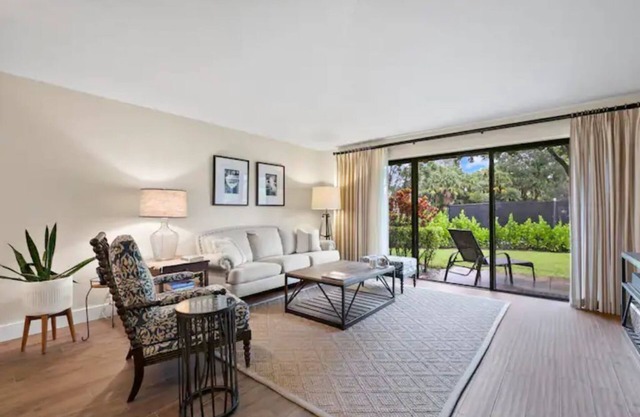 904 Club Drive: Quaint & Beautiful PGA National Club Cottage