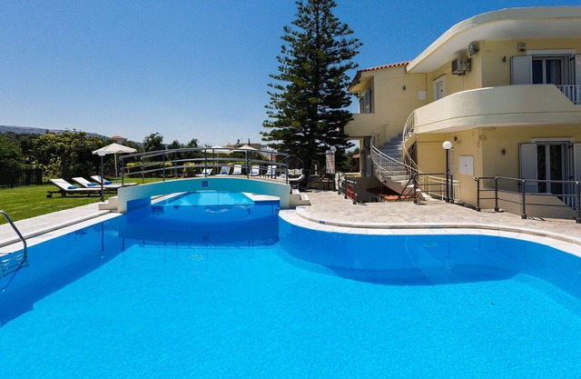 Piscina de 90m2, fútbol, baloncesto, gimnasio, parque infantil, voley, ping pong y mucho más.